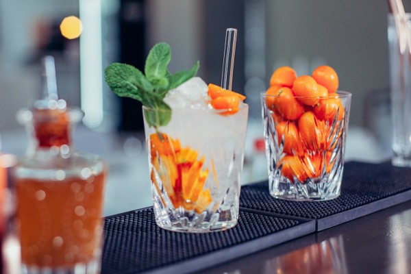 Strohhalm aus Glas in einem Kumquat-Minze-Cocktail (Bildrechte/Urheber: HALM)